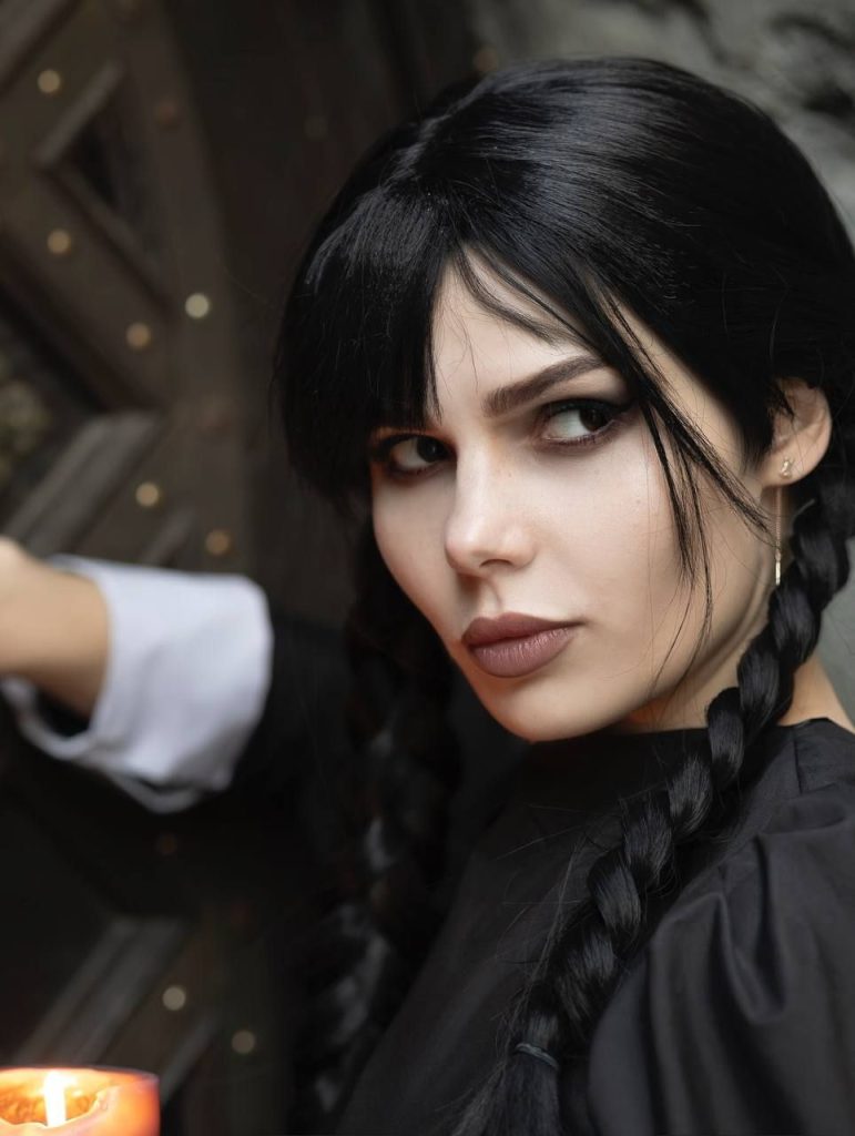Косплей на Уэнсдэй из сериала Netflix