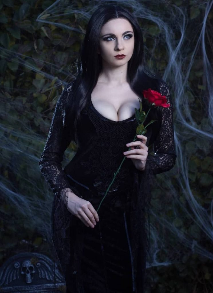 Косплей на Уэнсдэй из сериала Netflix