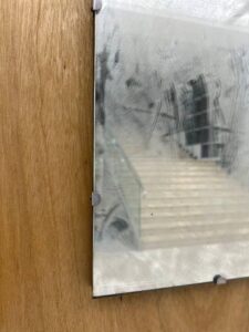 В Тайване уборщик случайно уничтожил произведение искусства, удалив с него пыль