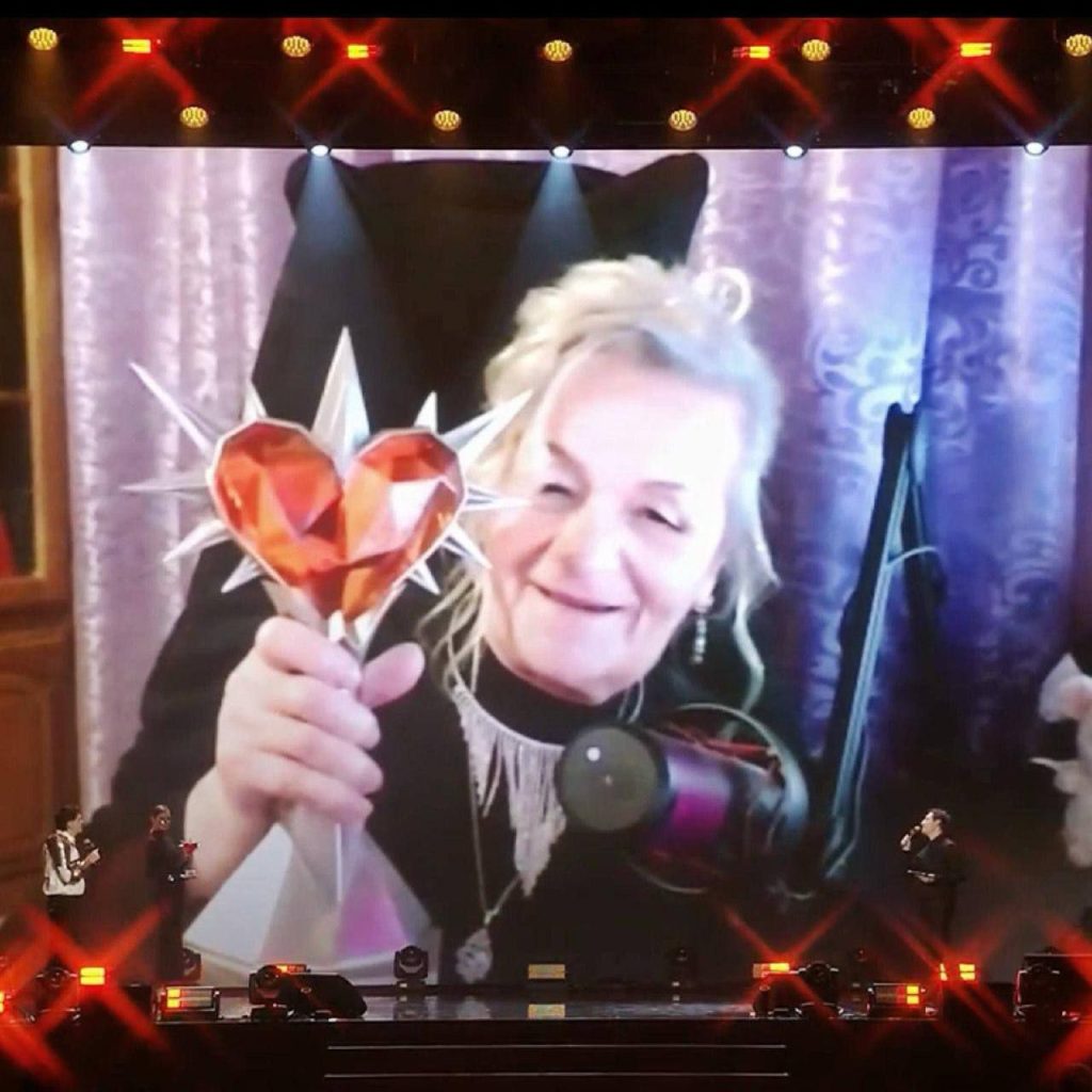 77-ЛЕТНЯЯ стримерша i_olga получила премию за лучший момент в шутере CS2