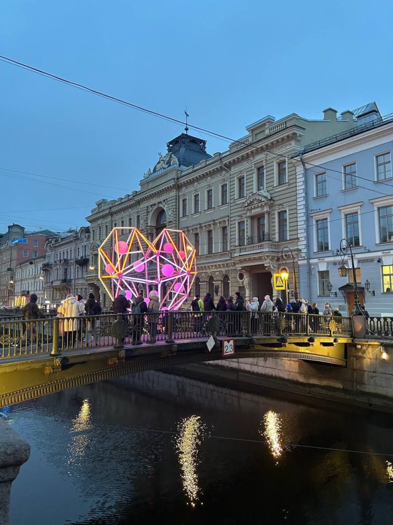 Огромное сердце засияло в центре Петербурга<br><br>