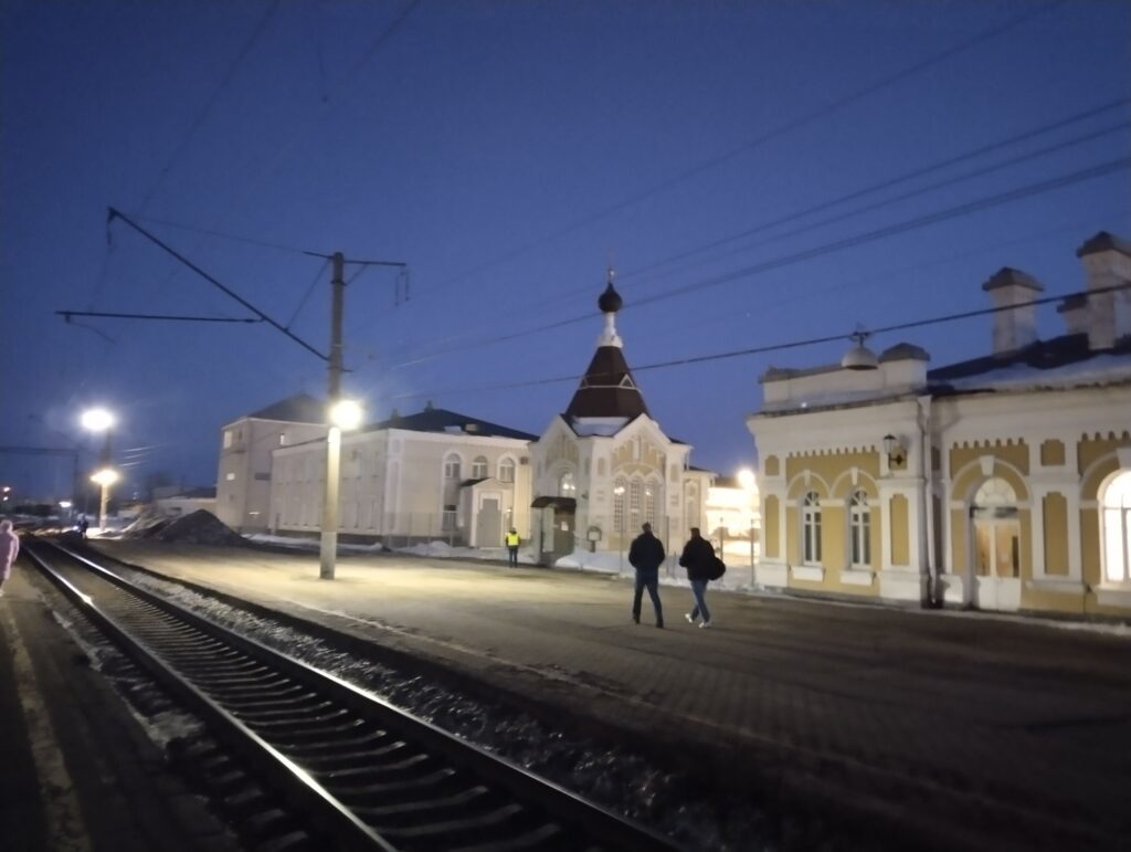 Подъезжаем к городу металлургов, художников и монахов