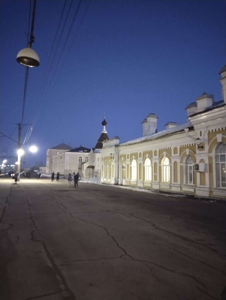 Подъезжаем к городу металлургов, художников и монахов
