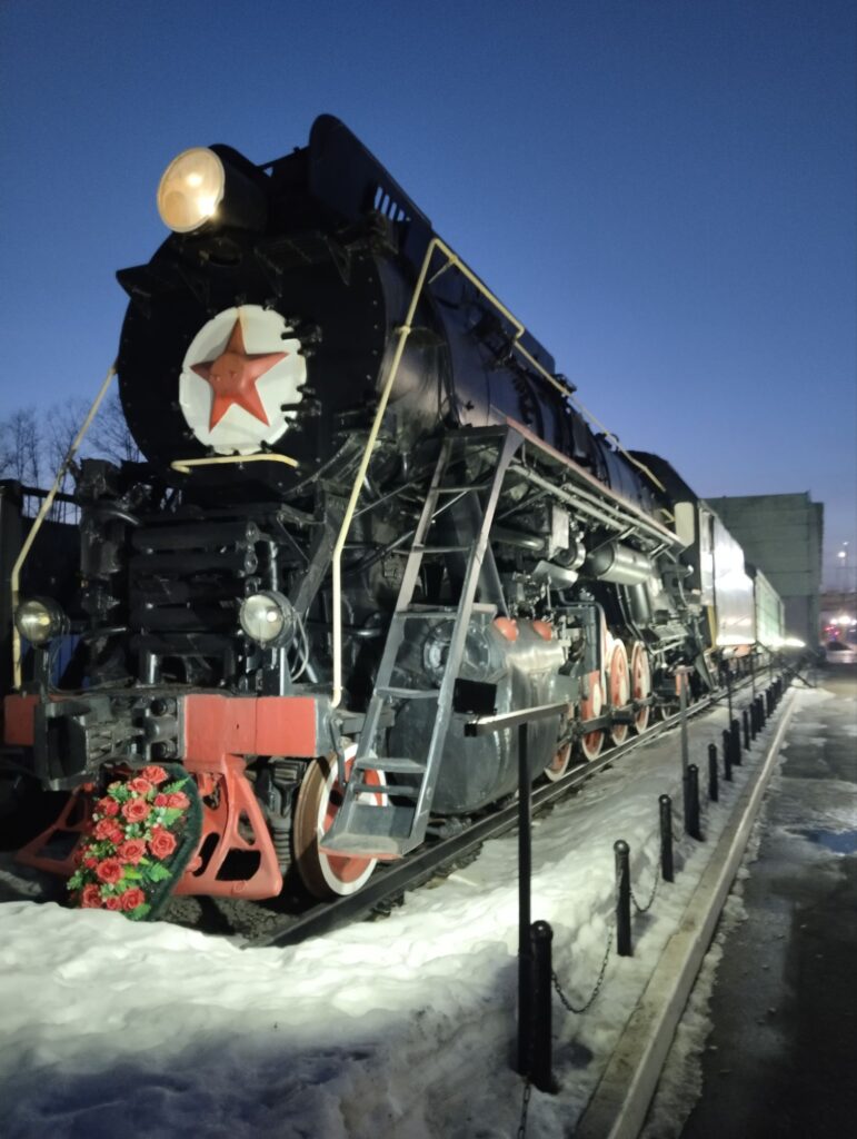 Подъезжаем к городу металлургов, художников и монахов