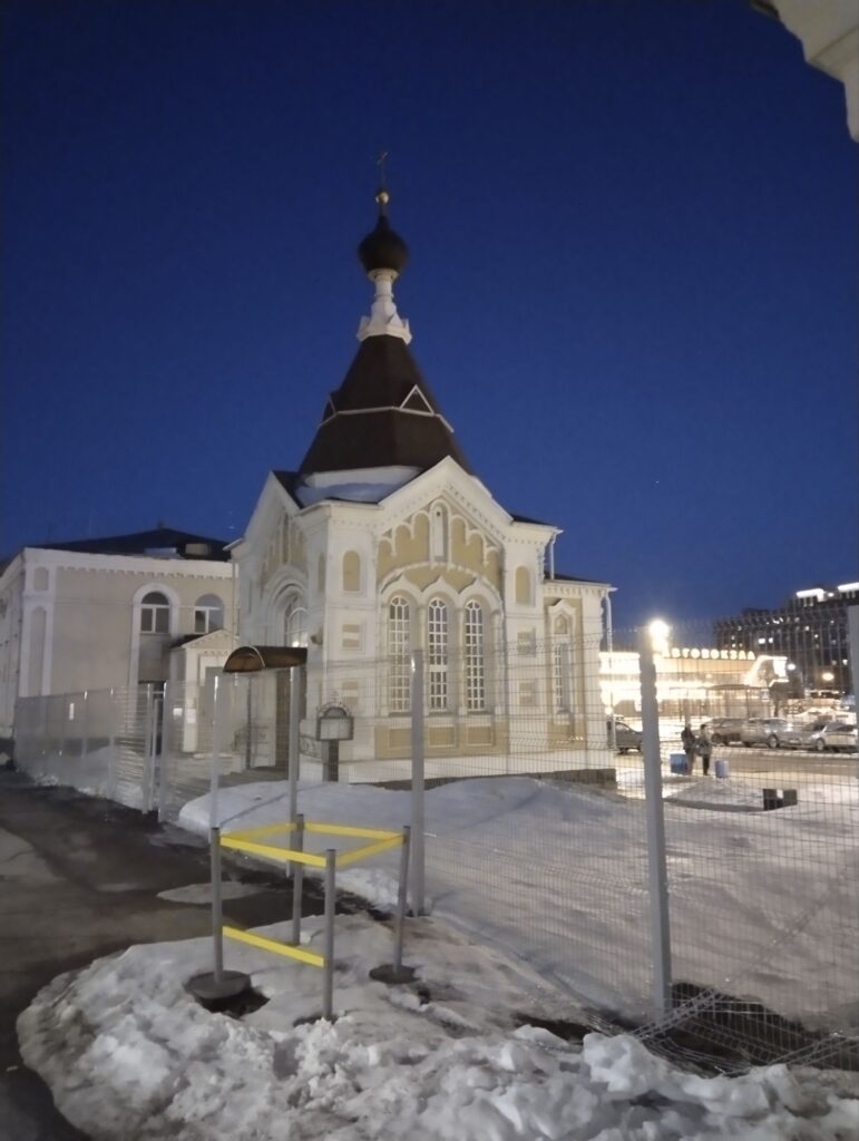 Подъезжаем к городу металлургов, художников и монахов