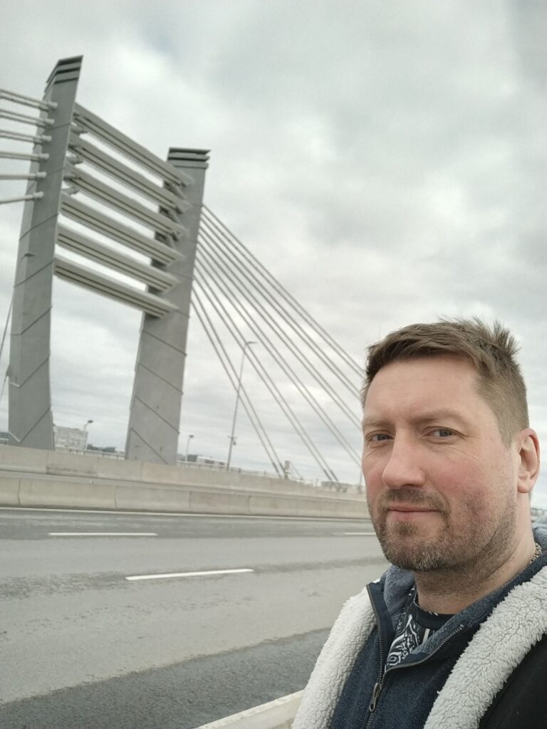 Помогать хорошо но за деньги лучше
